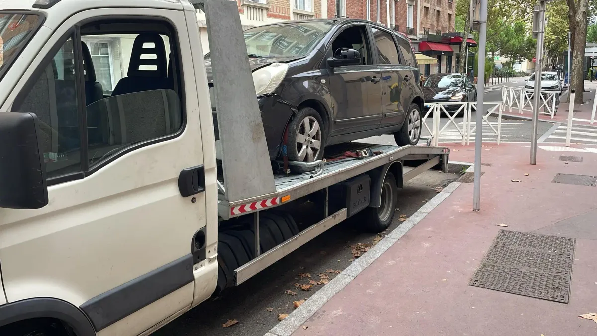 Dépanneuse EpavistEssonne chargeant une épave dans le 91 Essonne
