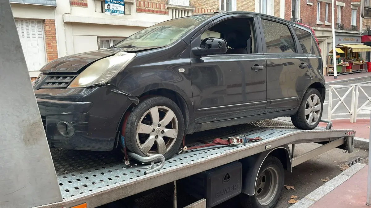Épave voiture accidentée sur plateau dépanneuse — enlèvement épave gratuit Essonne 91